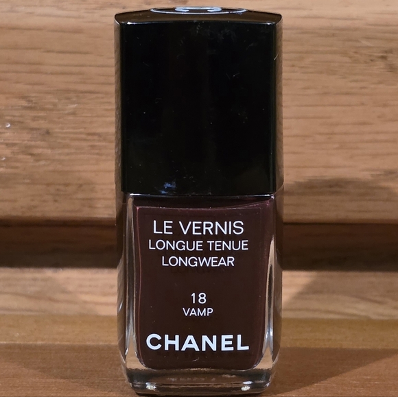 CHANEL Le Vernis Nail Color Vamp 18 - Shimmering Deep Burgundy - Picture 2 of 4